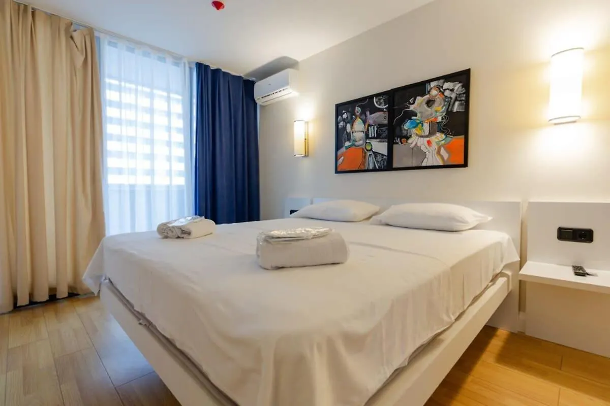1Br Apt With Balcony Sea Views 2 Min From The Sea Batumi Apartment